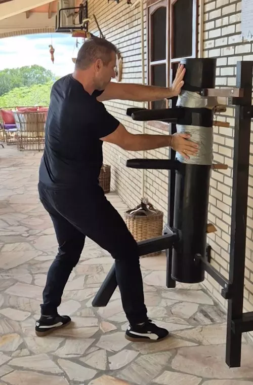 4. Form, Holzpuppe, Sifu Joachim Igl, Wing Chun, Selbstverteidigung, Selbstbestimmung, Klarheit und innere Stärke, für dein Leben, Privat, Beruf, Beziehung, Wing Chun-Online-Kurs für zu Hause, Global Kung Fu Alliance, Paraguay, Cordillera, 